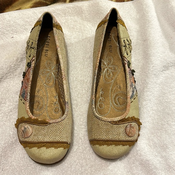 GORGEOUS BOBBI BLU SLIP ON FLATS. 10M - Picture 2 of 16